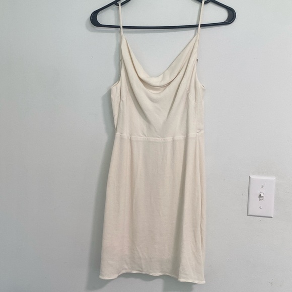 Aritzia cream coloured dress - Picture 2 of 4